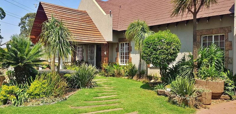 Spacious 4 bed Freehold in Crystal Park, Benoni - perfect for family living and close to amenities.