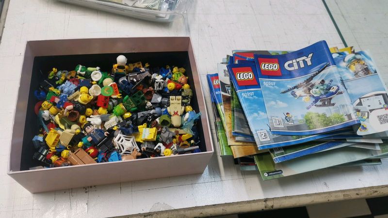 Box of lego, alot of manuals and missing manuals