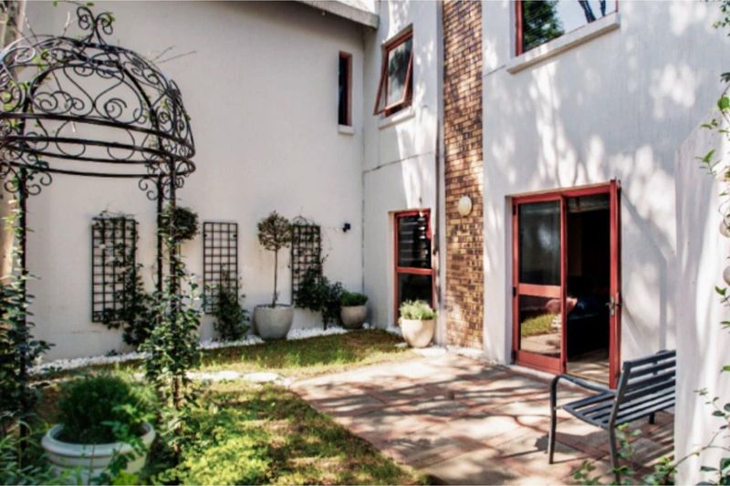 Exceptional  2 Bedroom, 2 Bathroom, Study, Spacious Living, Private Garden for Rent in Fourways.