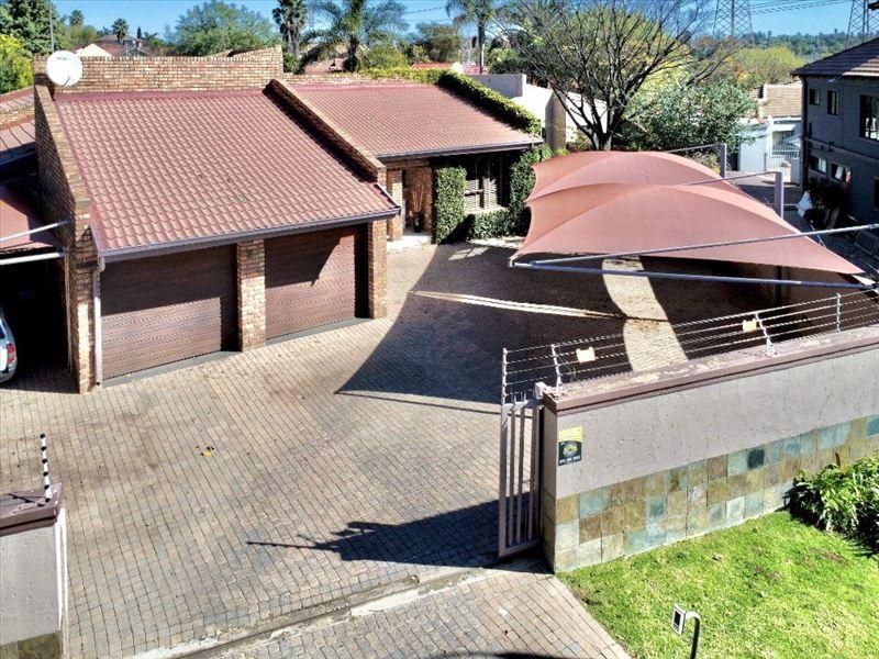 Immaculate 4-Bedroom Family Haven with Granny Flat and Pool