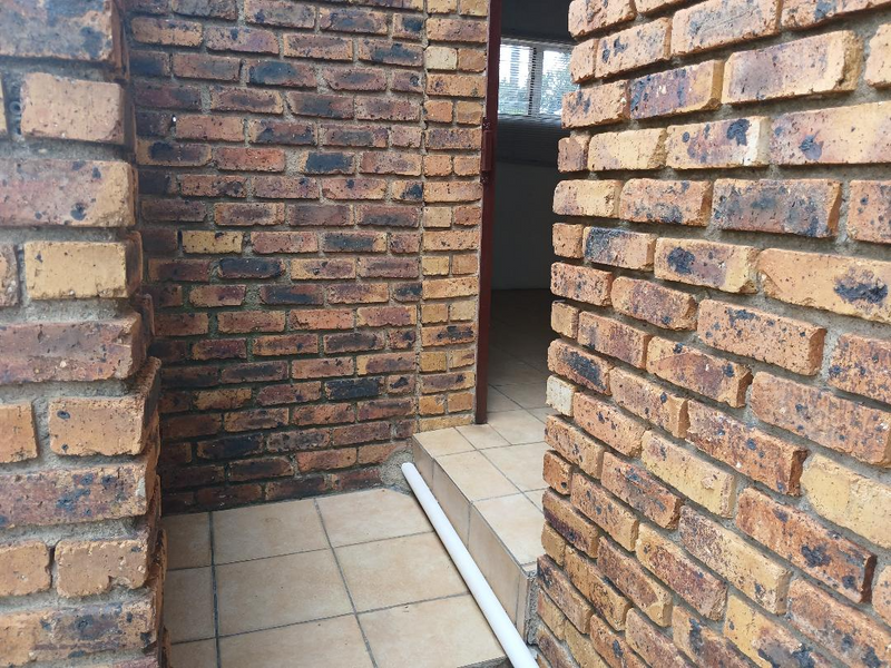 Ridgeway Johannesburg South,1Bedroomed back room for rent.