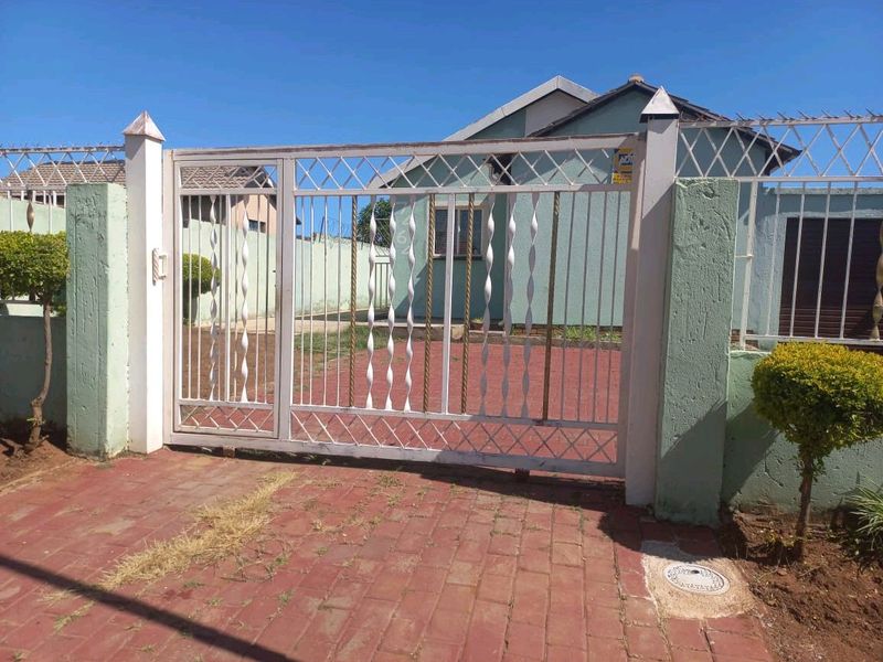 3 bedroom  house  to let Pta West