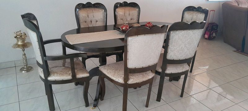 Urgent sale!!! Victorian Dinning room table with chairs