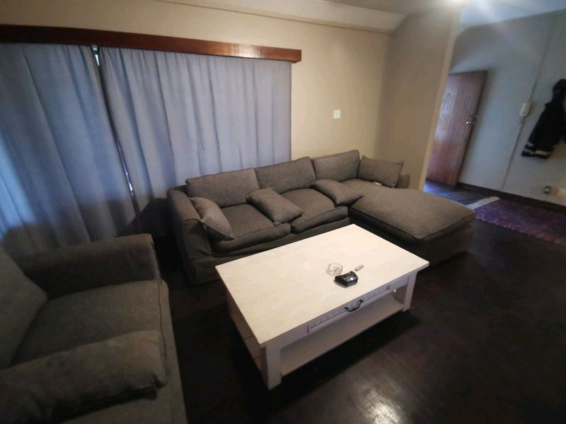 Coricraft Lounge suite &amp; table