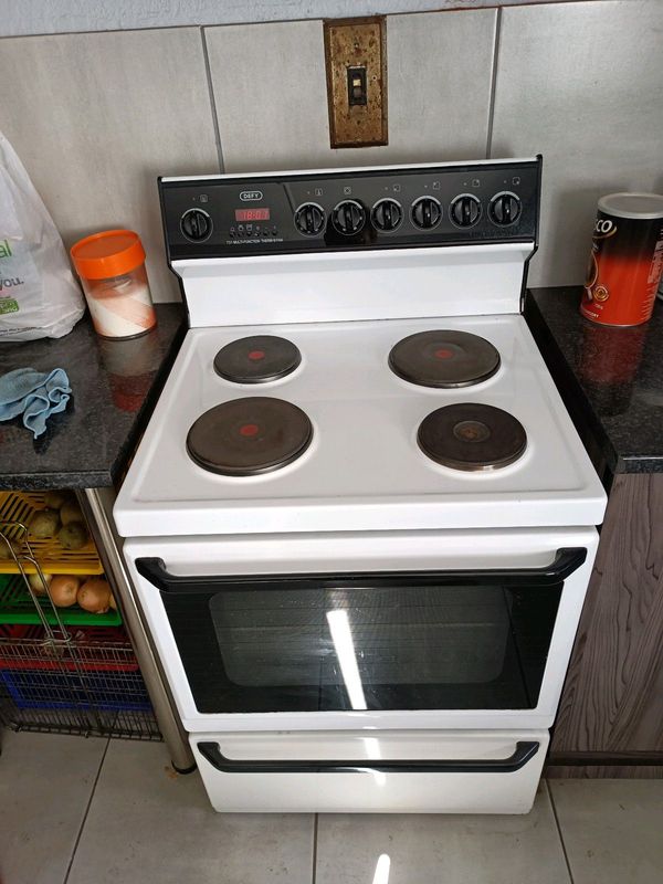 Devy 4 plate electrical stove in good working condition