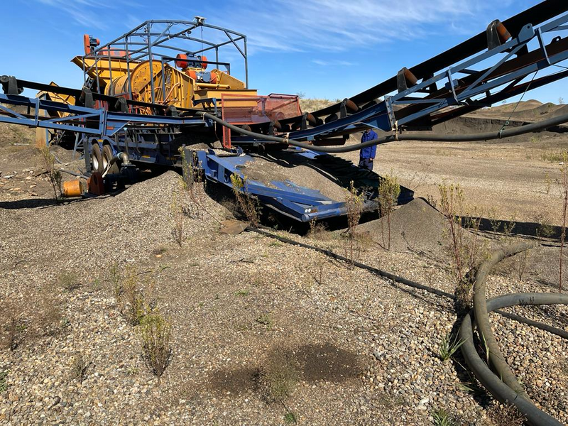 Mobile scrubber and screen on lowbed