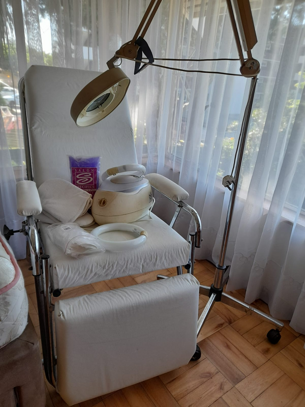 BEAUTY CHAIR, MAGNIFIER AND PARAFFIN WAX