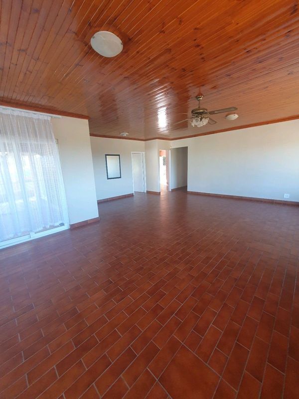 VERULAM BRINDHAVEN: BRIGHT &amp;AIRY 2 BEDS WITH BIC, SEP. KITCHEN:SECURE &amp; WELL MAINTAINED