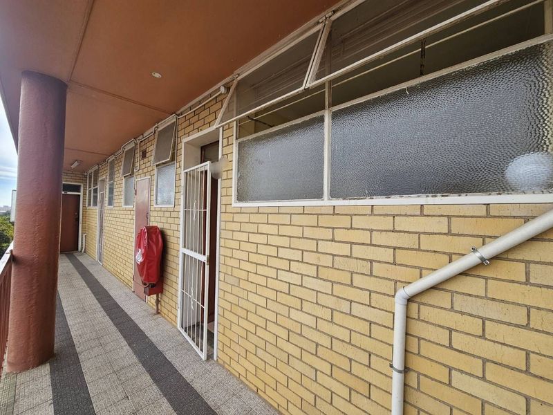 SPACIOUS ONE BEDROOM FOR SALE IN KEMPTON PARK