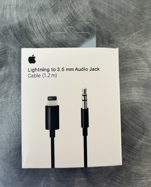 APPLE LIGHTNING TO 3.5MM AUDIO JACK CABLE ORIGINAL.