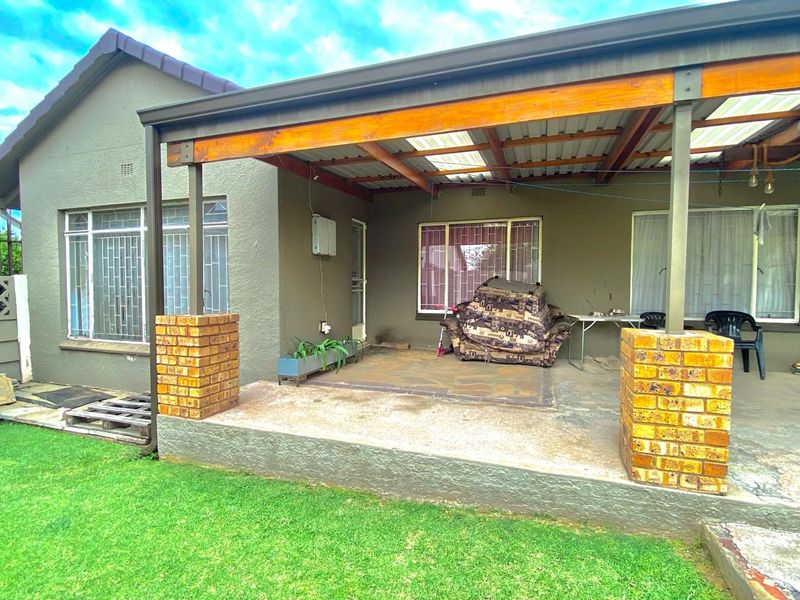 Lovely 4-Bedroom Residence with Spacious Flatlet: Absolute Bargain