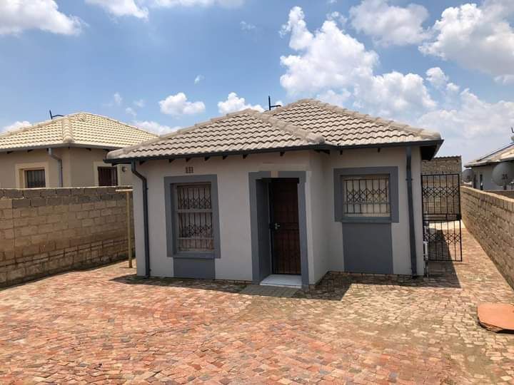 NEWLY DEVELOPMENT HOUSE FOR SALE IN CLAYVILL EXT8 FOR SALE PRICE R900000
