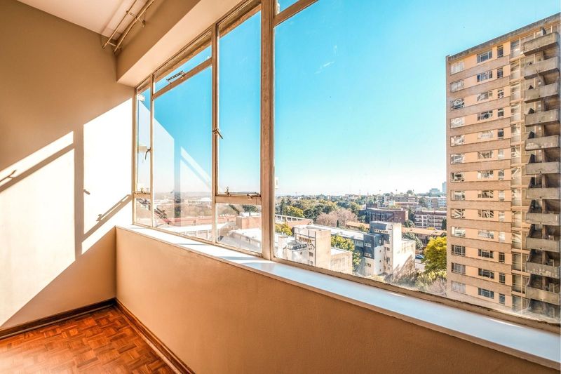 Beautifully renovated 3 bedroom apartment in Parktown