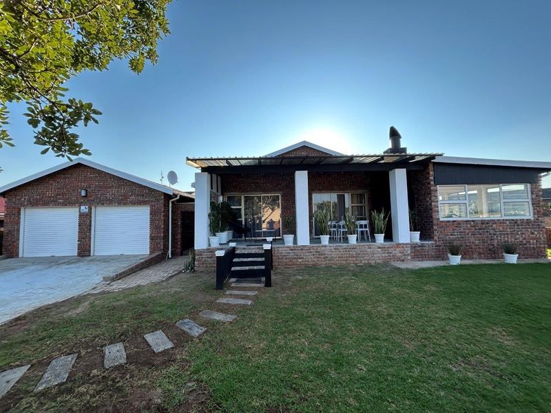 EXQUISITE 3 BEDROOM COMPLETELY RENOVATED HOUSE IN SOUGHT AFTER NOORSEKLOOF AREA WITH SEAVIEWS