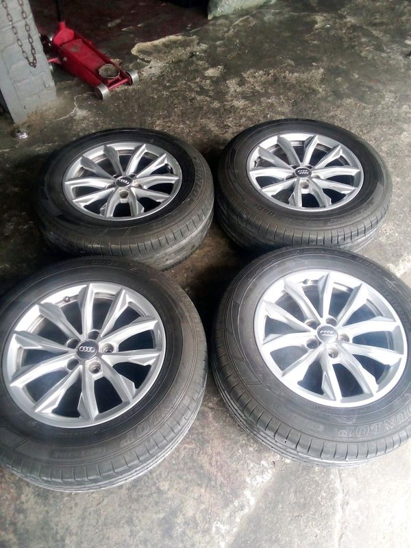 17 inch clean original Audi Q3 mag rims with good condition Dunlop tyres 235/65 17 in good condition
