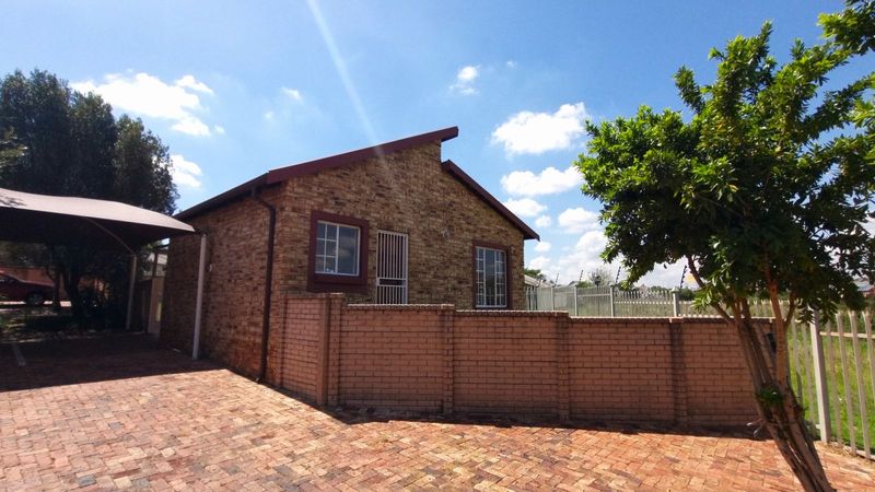 Two bedroom townhouse for sale in Kosmosdal, Centurion