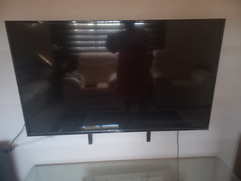 TV 50 INCH LED-STILL UNDER GUARANTEE WITH SMART BOX- ORIGINAL TV -NEVER REPAIRED OR TAMPERED WITH