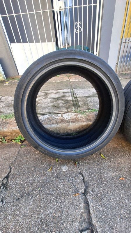 225/40/R19 Tyre for sale