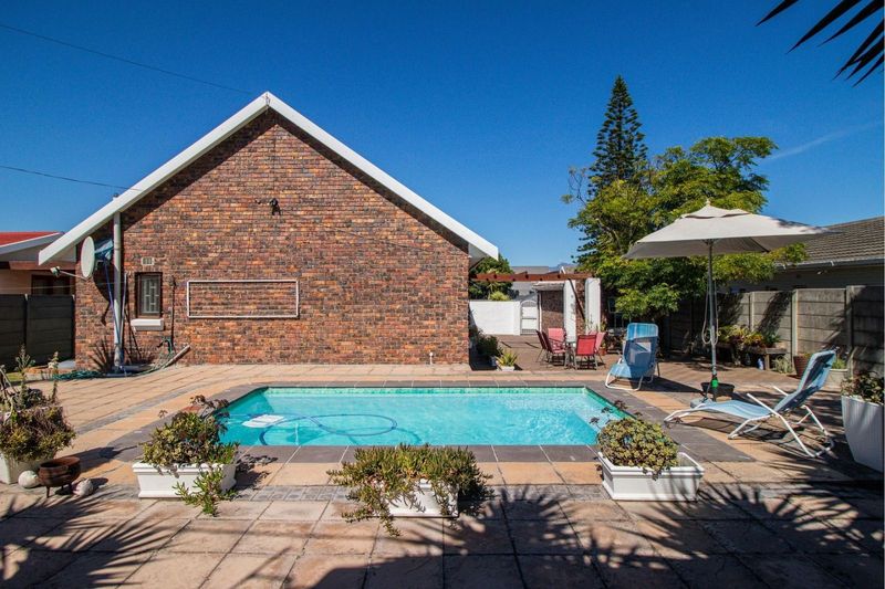 Discover Your Perfect Family 3 bedroom Haven in Bothasig