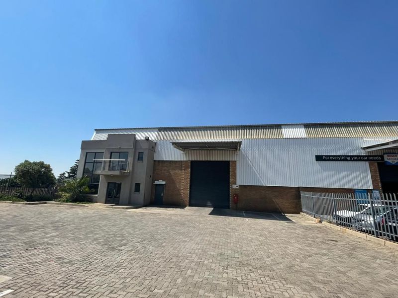 Neat 691sqm Warehouse with Offices To Let in Bartlett