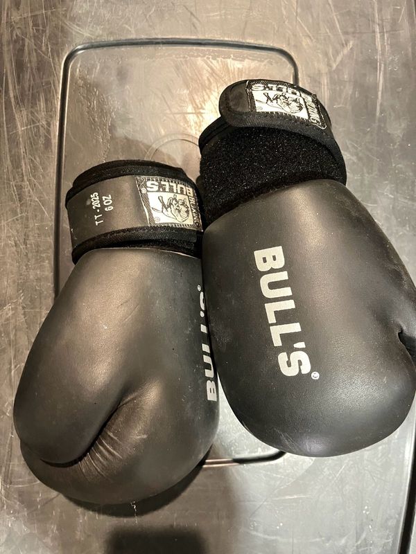 Bulls boxing gloves - size  6oz