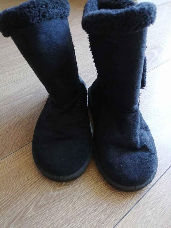 Black boot size 4ZAR50