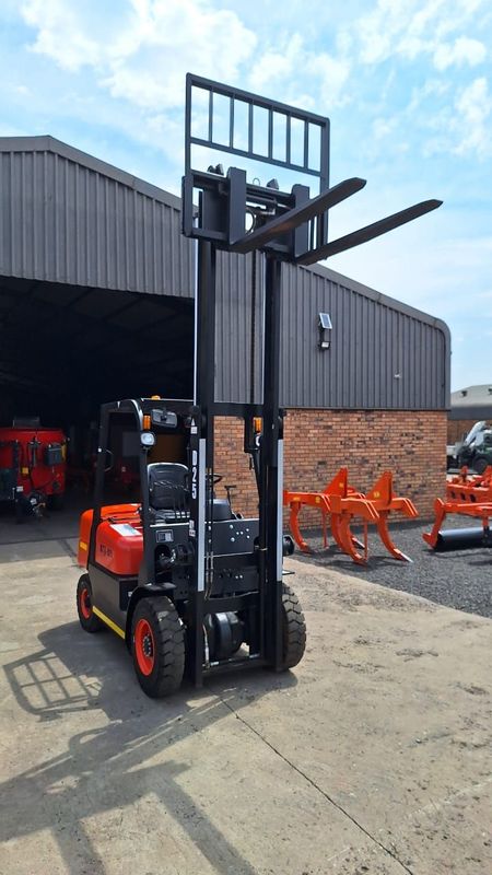 BTX-D25 forklifts available for sale at MAD FARMER SA,MIDDELBURG MPUMALANGA.