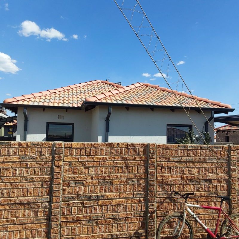 House in Chiawelo For Sale