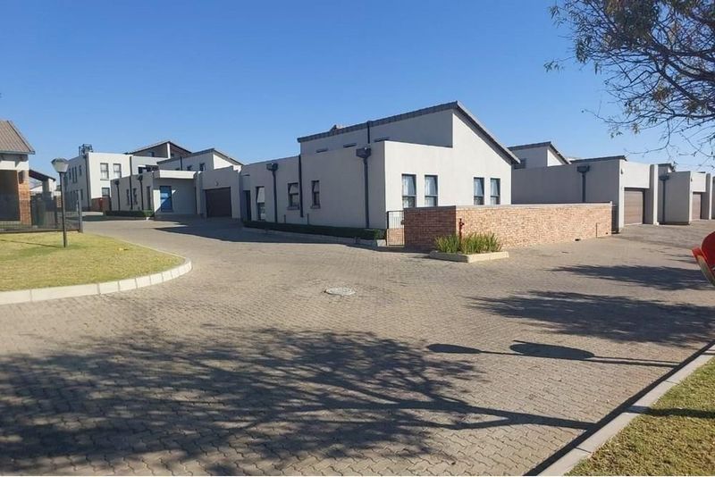 Townhouse for sale in Summerset, Midrand