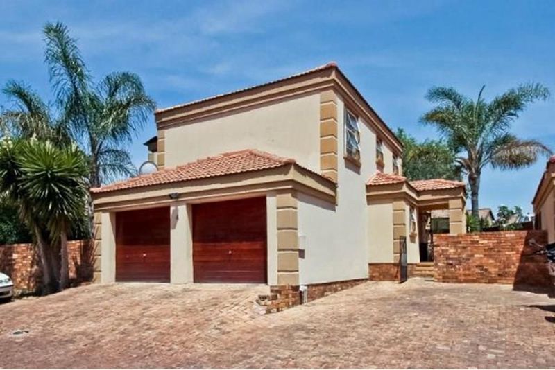 3 Bedroom 3 Bathroom Townhouse located in a secure Estate in Kyalami Hills