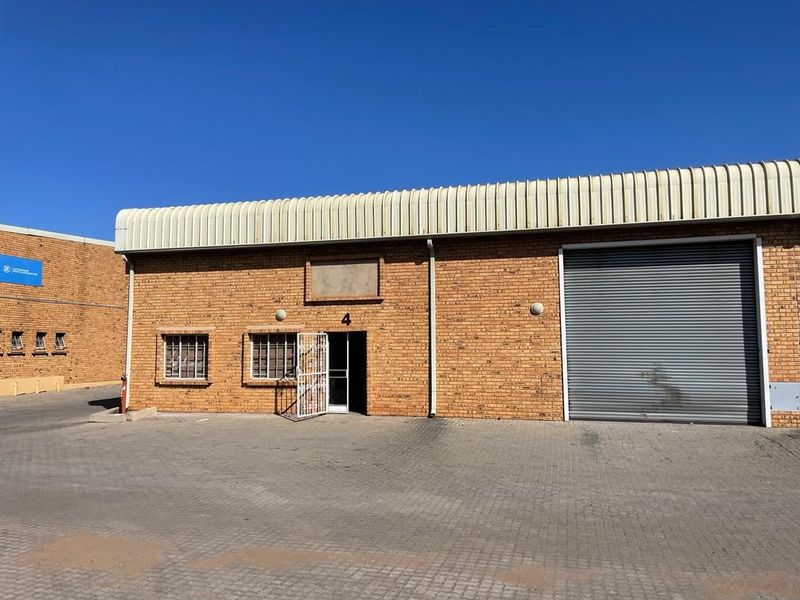 400mÂ² Industrial To Let in Jet Park at R55.00 per mÂ²