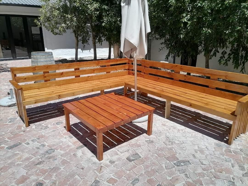 GARDEN BENCHES AND L-SHAPED SETS