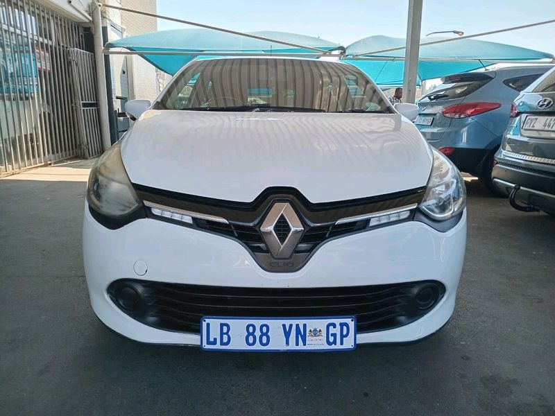 2016 RENAULT CLIO 4 900T TURBO MANUAL TRANSMISSION IN EXCELLENT CONDITION WITH REVERSE SENSORS