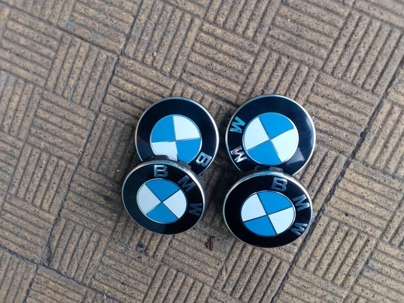 A set of BMW Centre caps. 0730045063 you can contact me on whatsapp or call me for more details