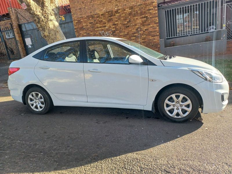 2015 HYUNDAI ACCENT 1.6 MANUAL TRANSMISSION IN EXCELLENT CONDITION