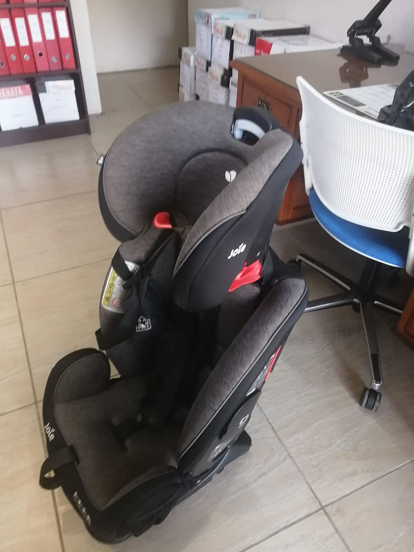 2 x JOIE carseats