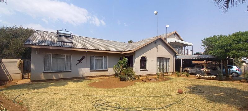 4 BEDROOM HOUSE WITH LARGE ENTERTAINMENT AREA AND SWIMMING POOL FOR SALE IN FOCHVILLE