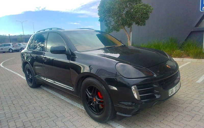 180k for 2008 Porsche cayenne black in color with 226000km cream interior sunroof