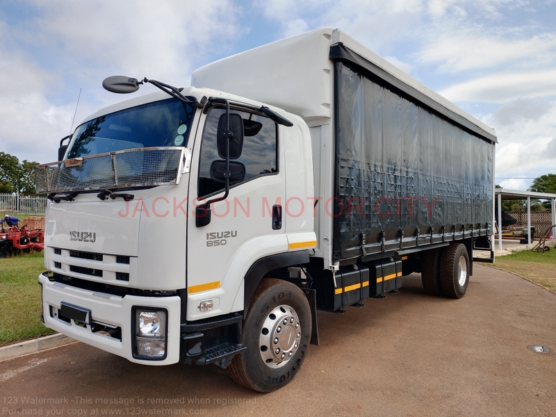 2015 - ISUZU FTR850 WITH TAUTLINER BODY AND SKYJACK TAILIFT