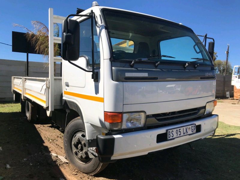 2012 NISSAN  UD40 4ton dropside truck for sell