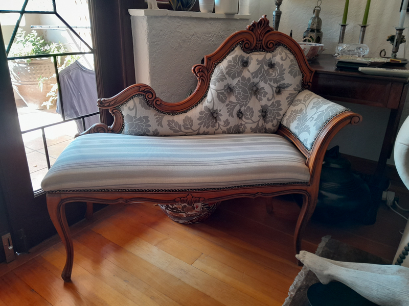 A small Chaise Lounge