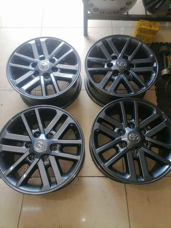 Clean and straight 17inch Toyota hillux mag rims with center caps.