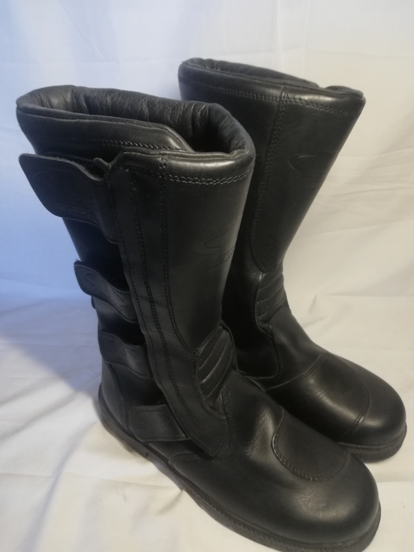 NEW, NEVER WORN ZERO-TWO MOTORCYCLE/ CRUISER BOOTS.