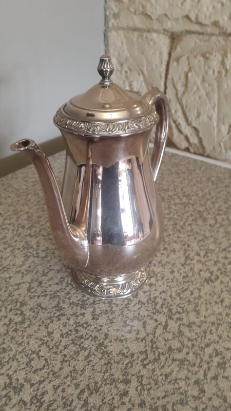 ONEIDA TEAPOT 24CM. SILVERPLATED/HOLLOWARE MADE IN THE USA R200