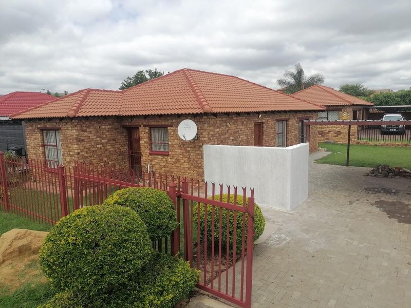 Easy living in Karenpark: Rent this spacious 3 bed, 2 bath home with prime location
