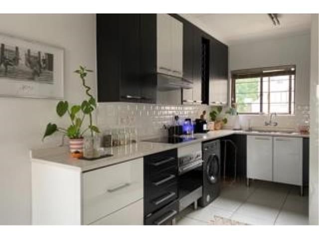 Perfect modern lock up and Go fully furnished upstairs unit offers 2 lovely bedrooms a 1 full mod...