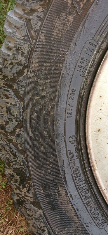 4 x used jeep cherokee rims and tyres.