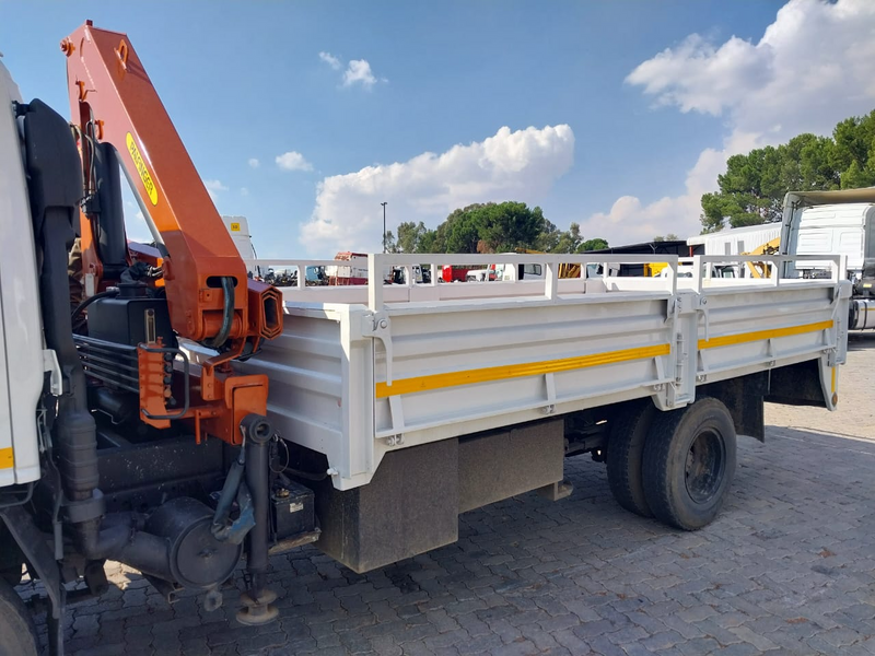 Isuzu npr 400 crane truck in an important condition for sale at an affordable amount