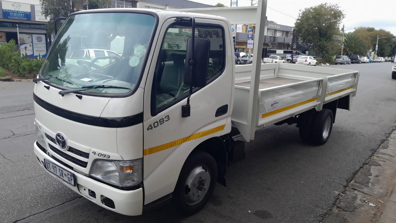 Toyota dyna 4093 driving school dropside in a mint condition for sale at an affordable price