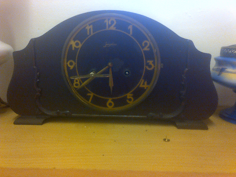 Vintage mantel clock. Chiming. Glass cover broken.